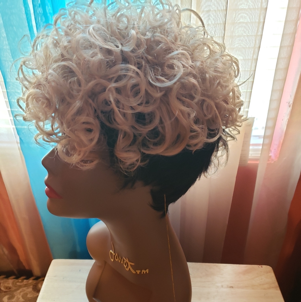 Wig - Picture 2 of 4